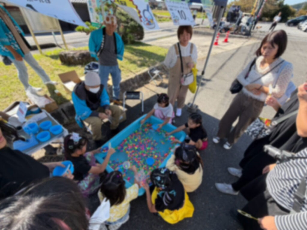 スーパーボールすくいを楽しむ子ども達