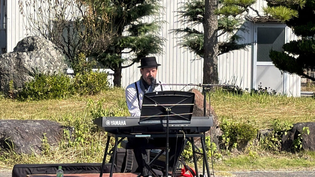 演奏をするフロリアン