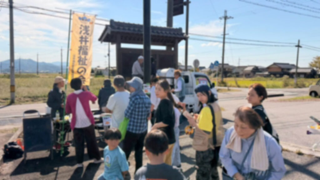 浅井福祉の会の移動販売車で並ぶ人達