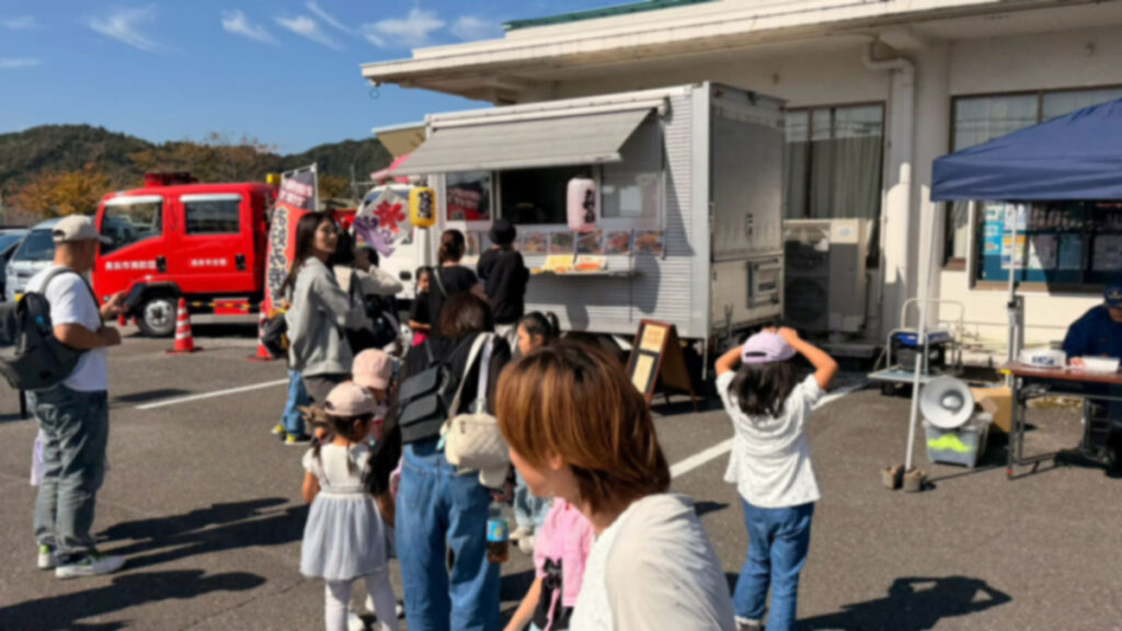 キッチンカーで買うために並ぶ参加者