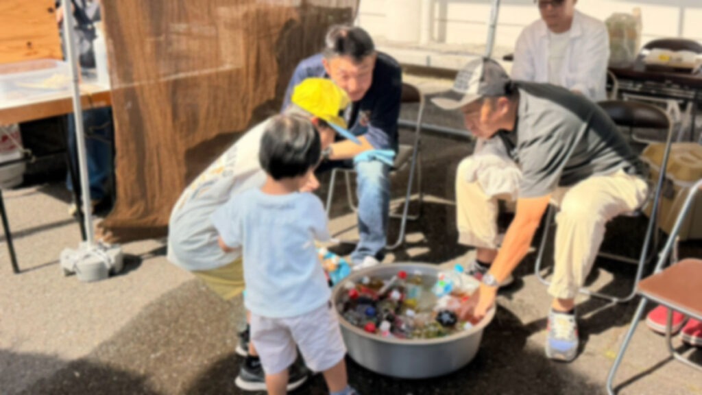 ジュースを買う子供