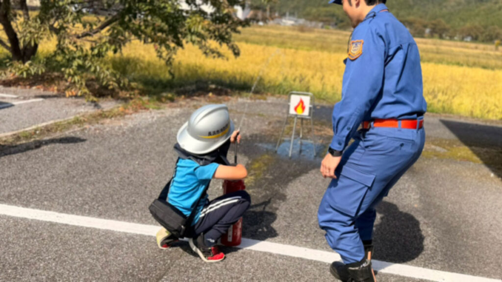 水消火器を体験する子ども