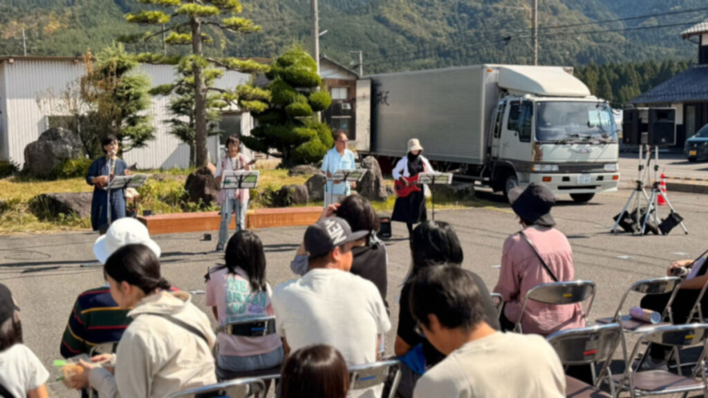 ウクレレ演奏を聴く観客