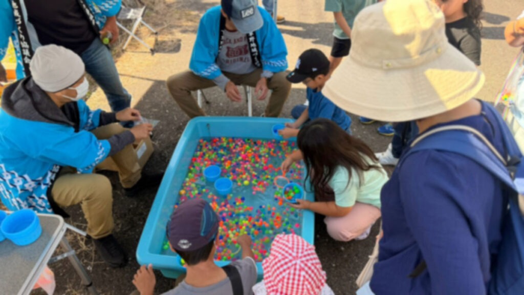 スーパーボールすくいを楽しむ子ども達