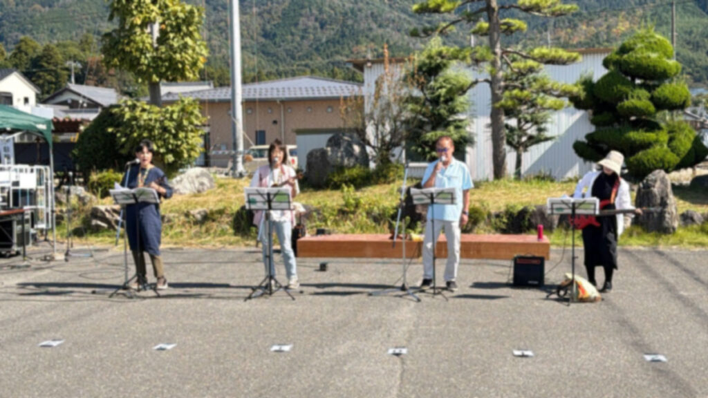ウクレレ演奏をするサークル
