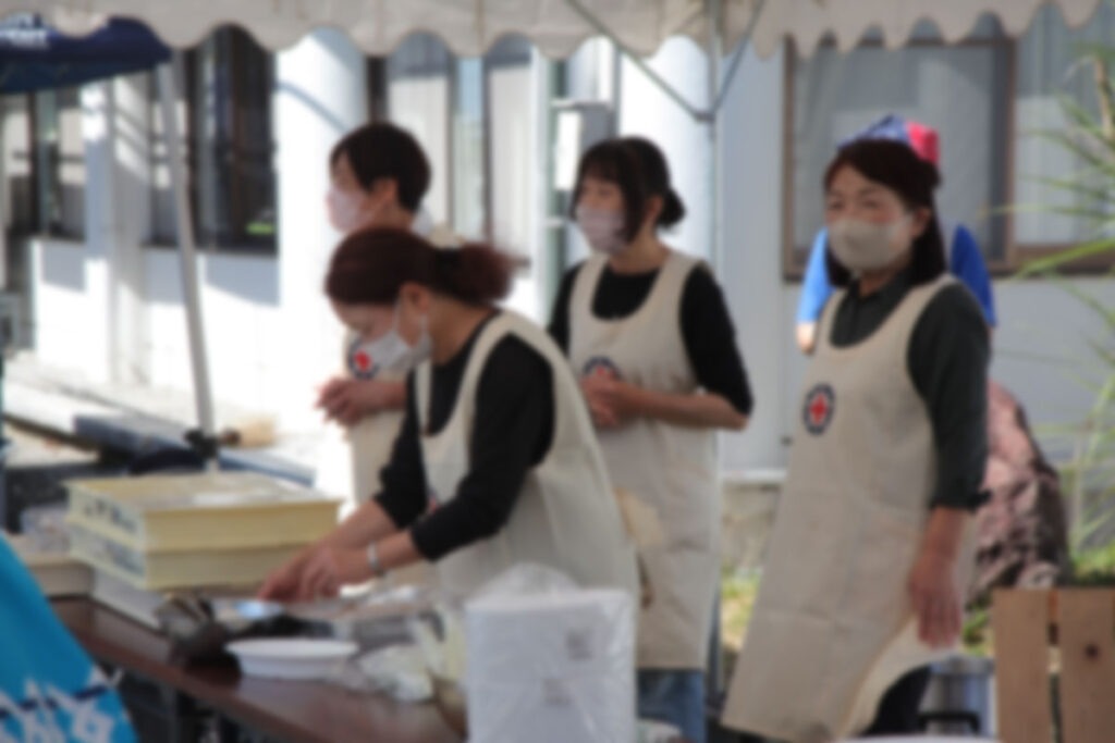 カレーを販売する日赤奉仕団の女性たち