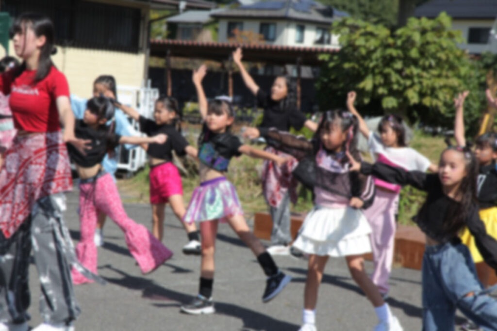 ダンスをするキッズダンススクールの子供たち