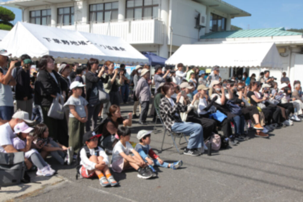音楽ステージを鑑賞する人たち