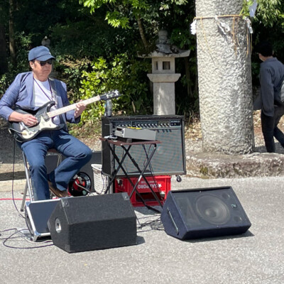 春の大祭で演奏するエレキの秀やん